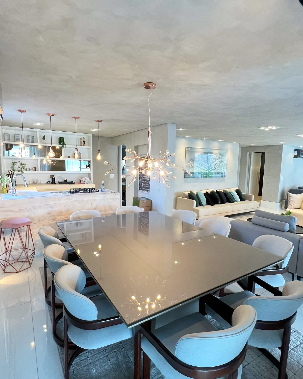 Sala de jantar com lustre e mobiliário planejado, reforma HE Imperial