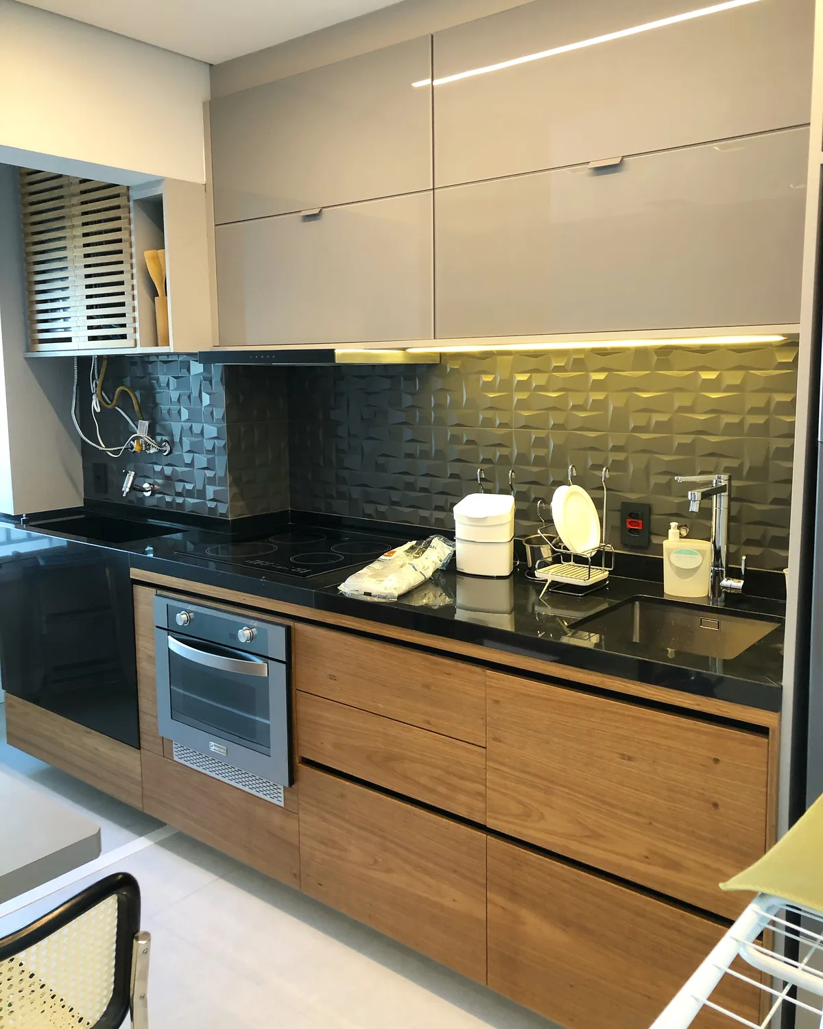 Cozinha de apartamento reformado com marcenaria sob medida
