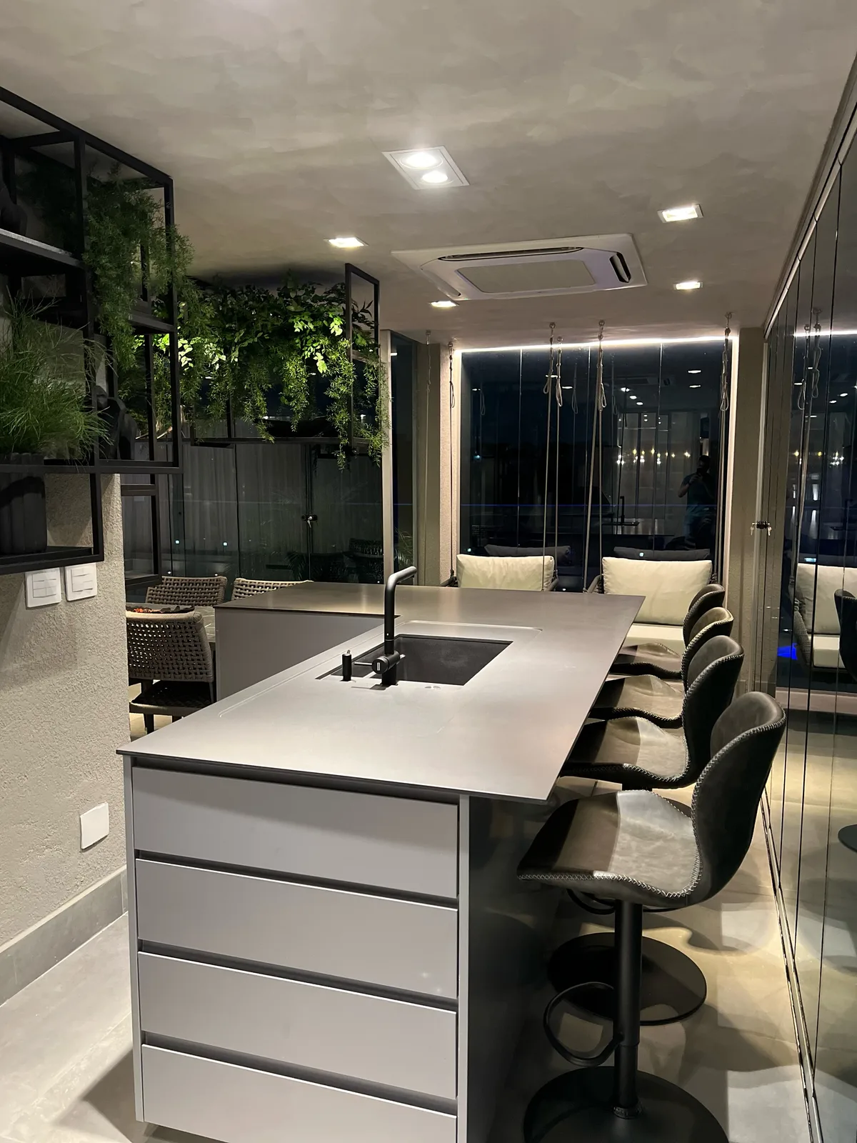 Cozinha gourmet com bancada e iluminação técnica